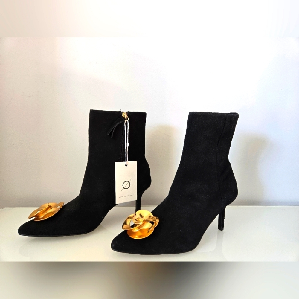 DESIGN CONCEPT STUDIO NWT Black Suede Leather Ankle Boots with Gold Rose. Size 9